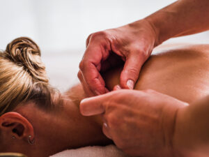 Massage relaxant des épaules et du cou.